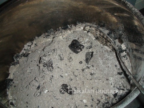 Puuntuhka pitää säilyttää ulkotiloissa ja kuumuutta kestävässä astiassa. Kuuma tuhka voi aiheuttaa tulipalon, jos se on kosketuksissa syttyvien materiaalien kanssa.